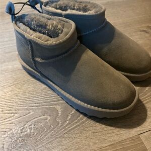 Cozy Gray  Boots Womens size 9